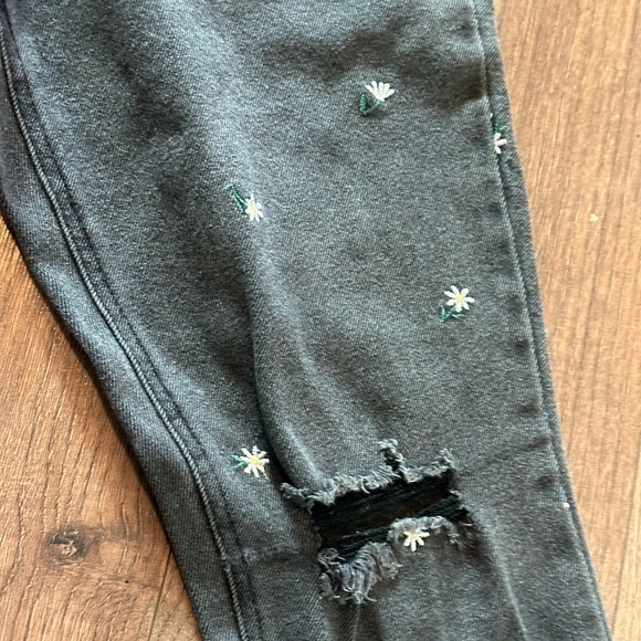 Tinseltown Juniors Distressed Jeans - Picture 6 of 7